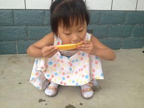 胖婴儿吃瓜,萌态可掬的食瓜瞬间