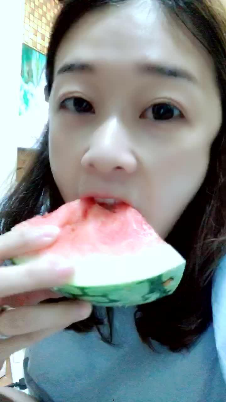 吃瓜大婊姐,网络红人的崛起与争议