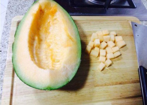 240斤大胖妈吃哈密瓜,240斤大胖妈的哈密瓜美食之旅